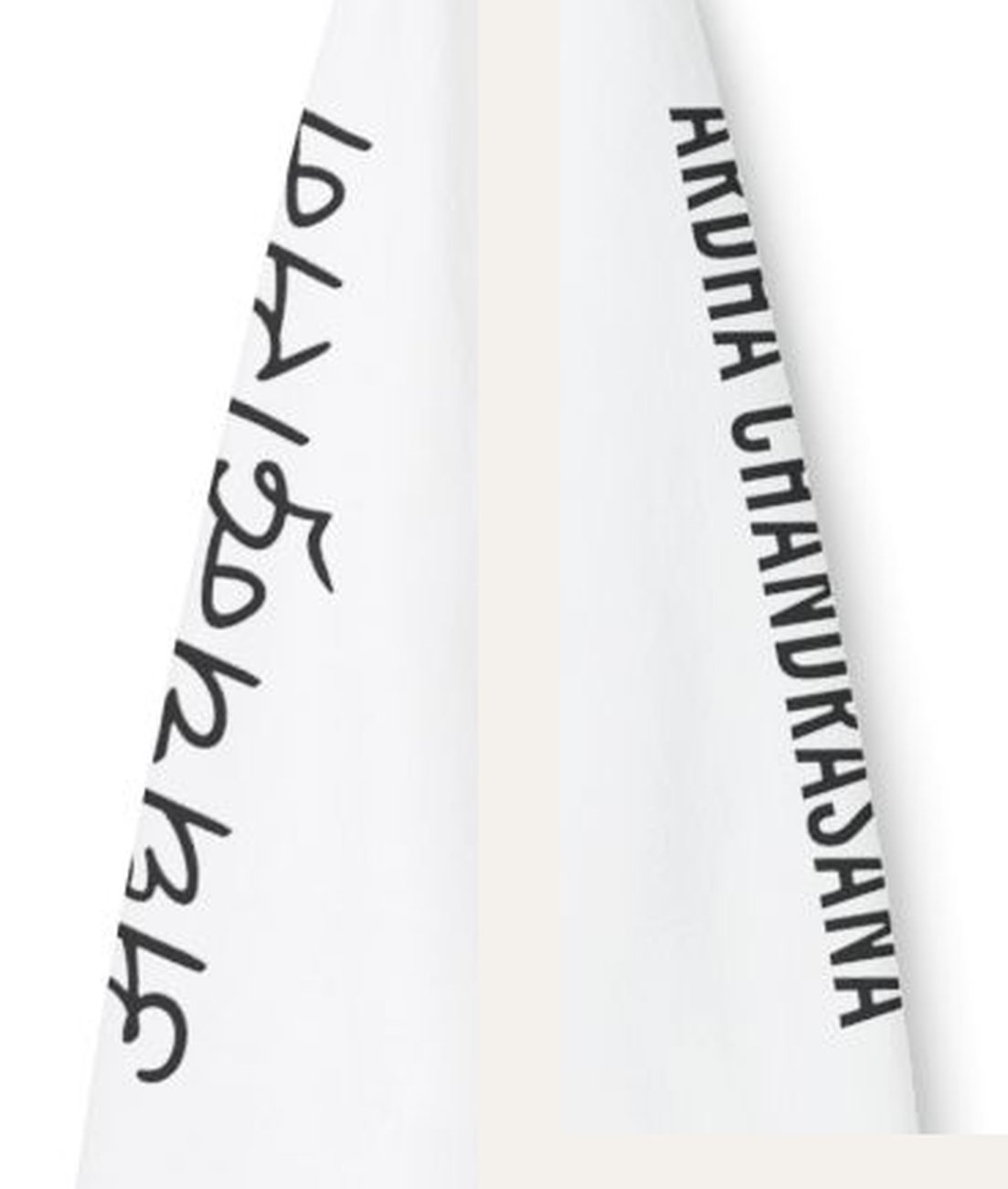 השרוולים – משמאל סנסקריט (דוונאגרי), מימין שם האסאנה באנגלית