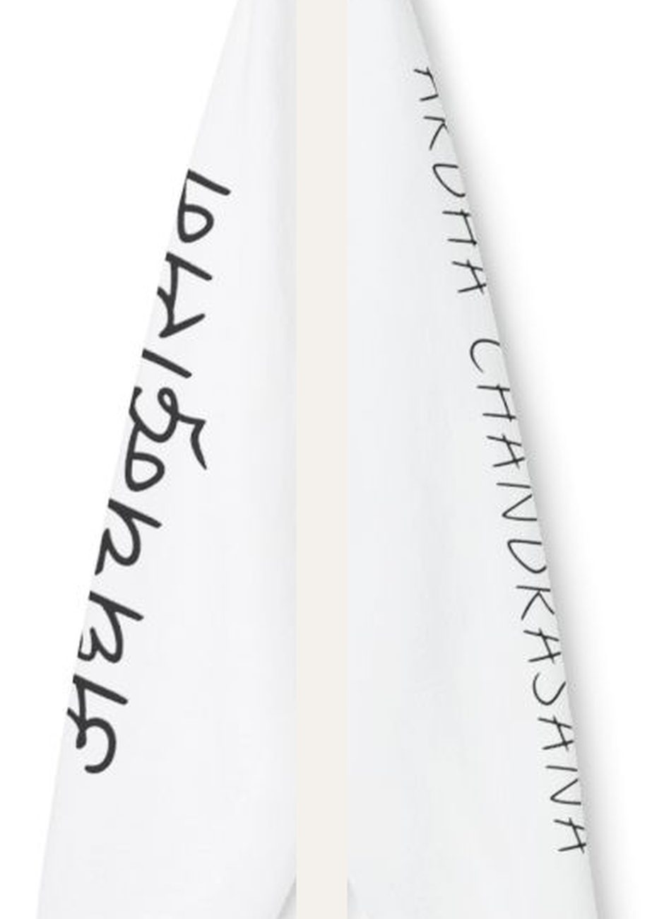 השרוולים – משמאל סנסקריט (דוונאגרי), מימין שם האסאנה באנגלית בכתב יד (Kalam)